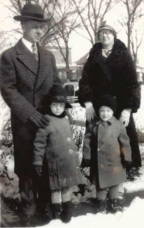 1927 Jan - Will, Belle, Pat (5),  Phil (3)